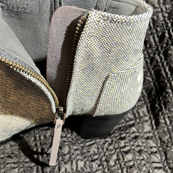 NWT TOMS SZ 6.5 peep toe booties. Castle rock grey, metallic linen. - Picture 3 of 8